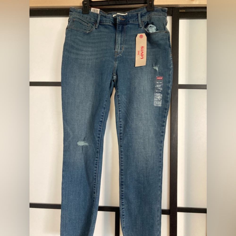 NWT Levi's Blue mid rise skinny Jeans with Distressed Details